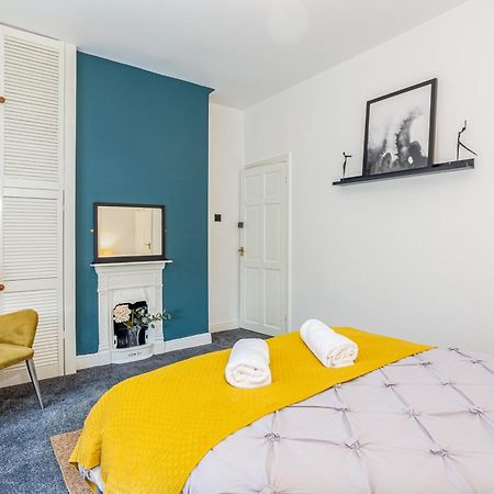 Coronation House By Yourstays - 3 Bedroom House In Newcastle-Under-Lyme Stoke-on-Trent ภายนอก รูปภาพ
