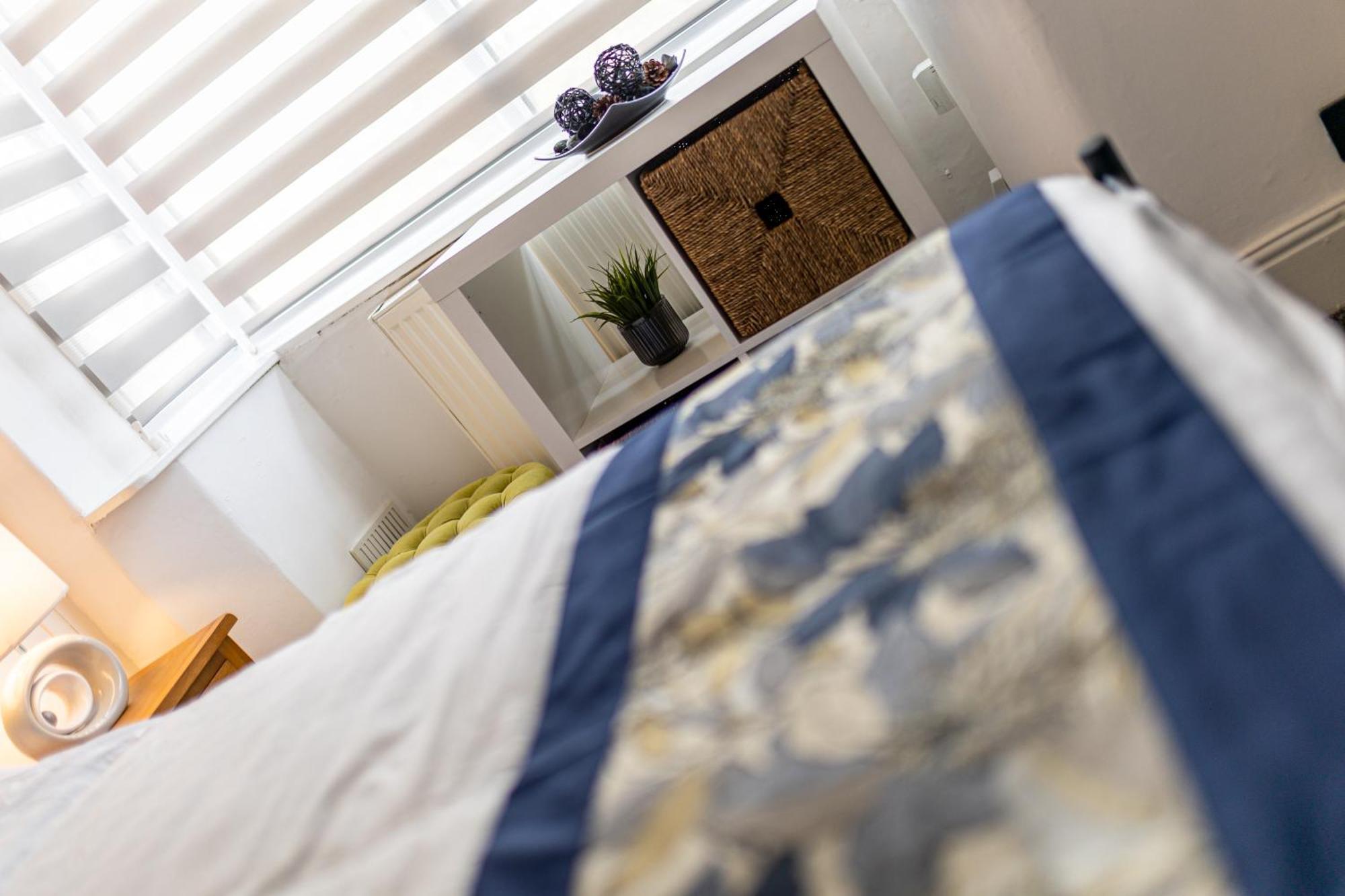 Coronation House By Yourstays - 3 Bedroom House In Newcastle-Under-Lyme Stoke-on-Trent ภายนอก รูปภาพ