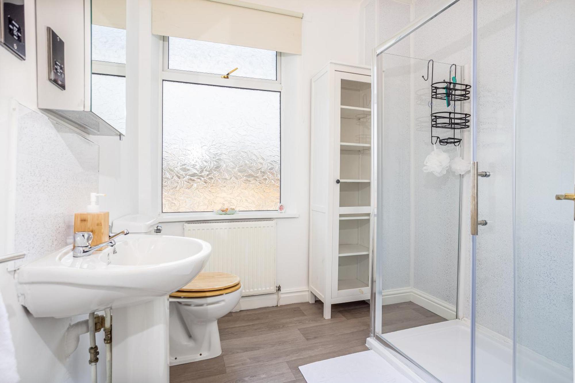 Coronation House By Yourstays - 3 Bedroom House In Newcastle-Under-Lyme Stoke-on-Trent ภายนอก รูปภาพ