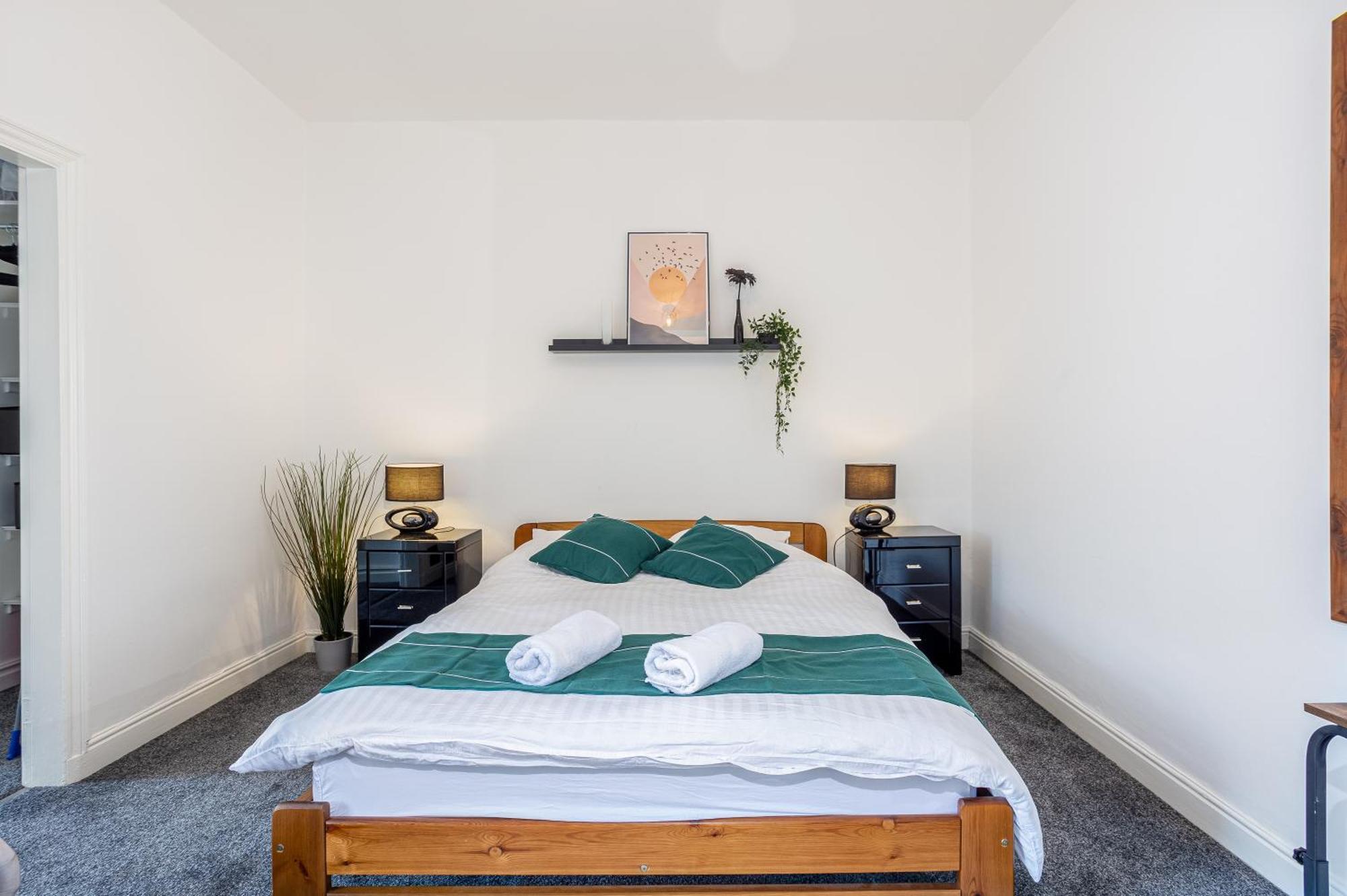 Coronation House By Yourstays - 3 Bedroom House In Newcastle-Under-Lyme Stoke-on-Trent ภายนอก รูปภาพ