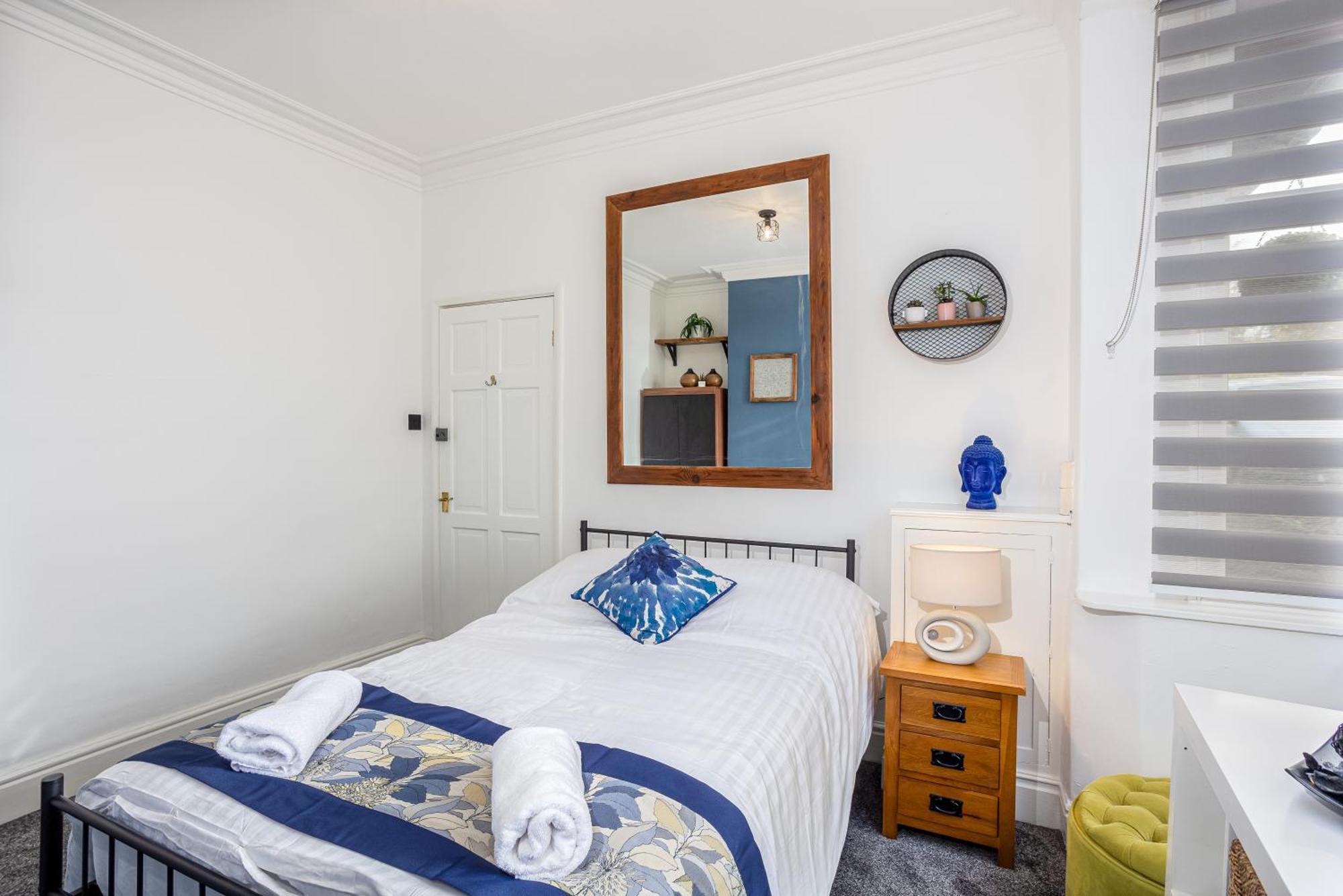 Coronation House By Yourstays - 3 Bedroom House In Newcastle-Under-Lyme Stoke-on-Trent ภายนอก รูปภาพ